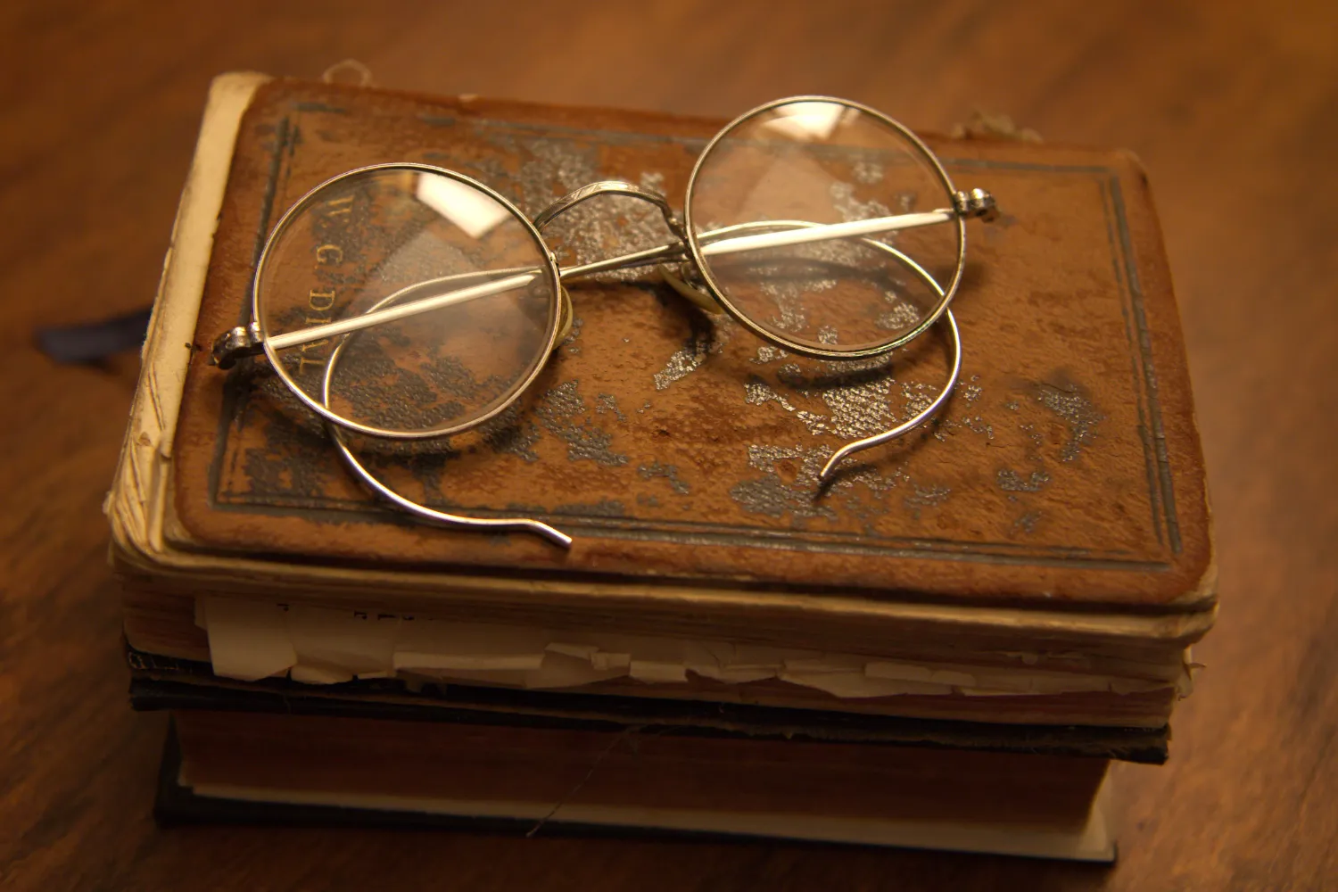 Historia Okularów, antyczne okulary na książce