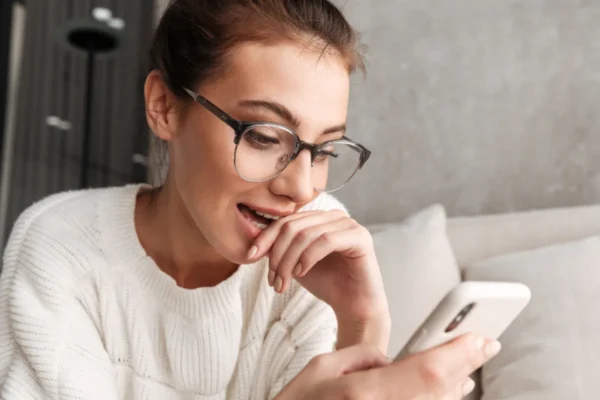Okulary do używania telefonu, okulary zerówki najlepsze do smartfona, modne okulary zerówki