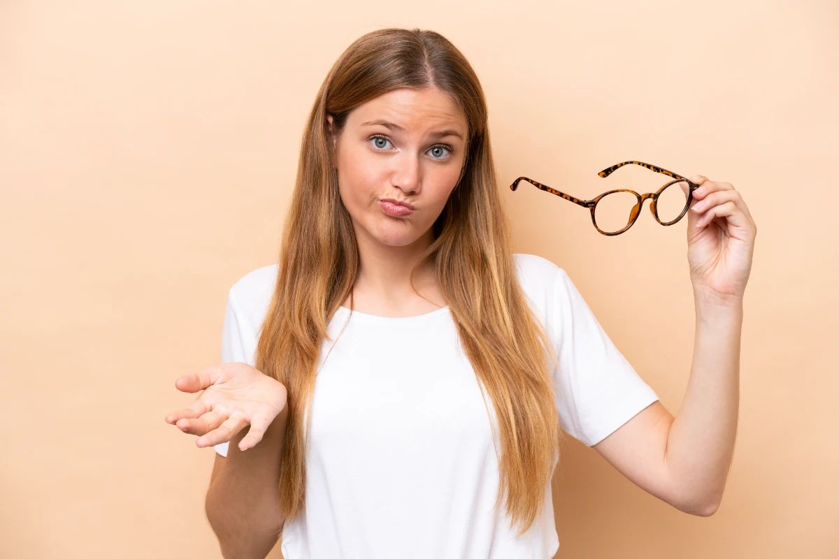 Problemy z okularami korekcyjnymi, okulary na młodej dziewczynie, nieprawidłowo dobrane okulary